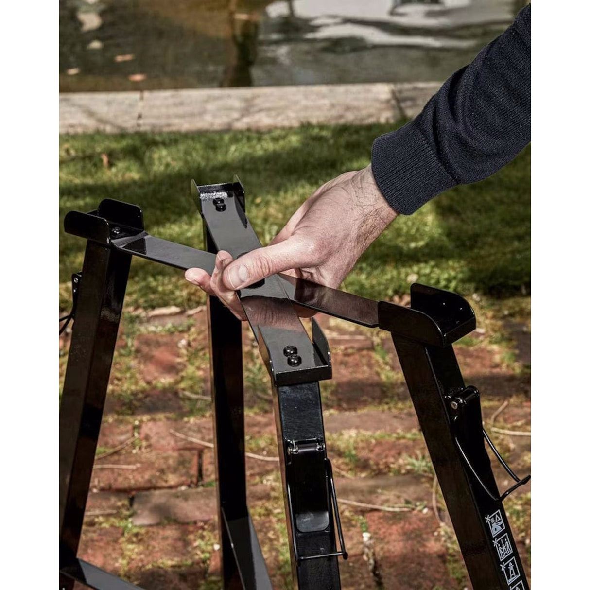 Big Green Egg MiniMax Bundle man folding stand