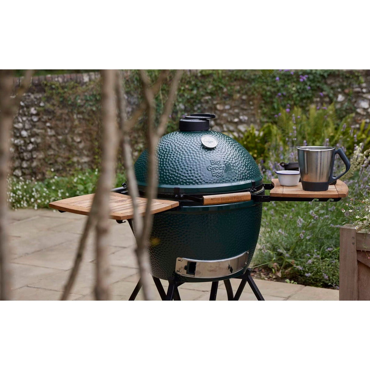 XL EGG IntEGGrated Nest Bundle kettle on shelf in backyard