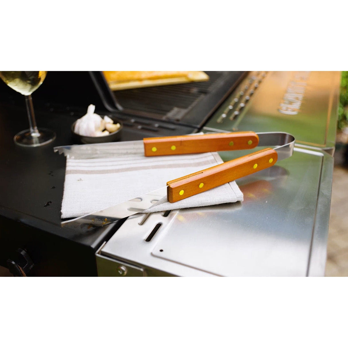 Masterbuilt | Gravity Series 1150 Digital Charcoal Grill & Smoker + Free Gift