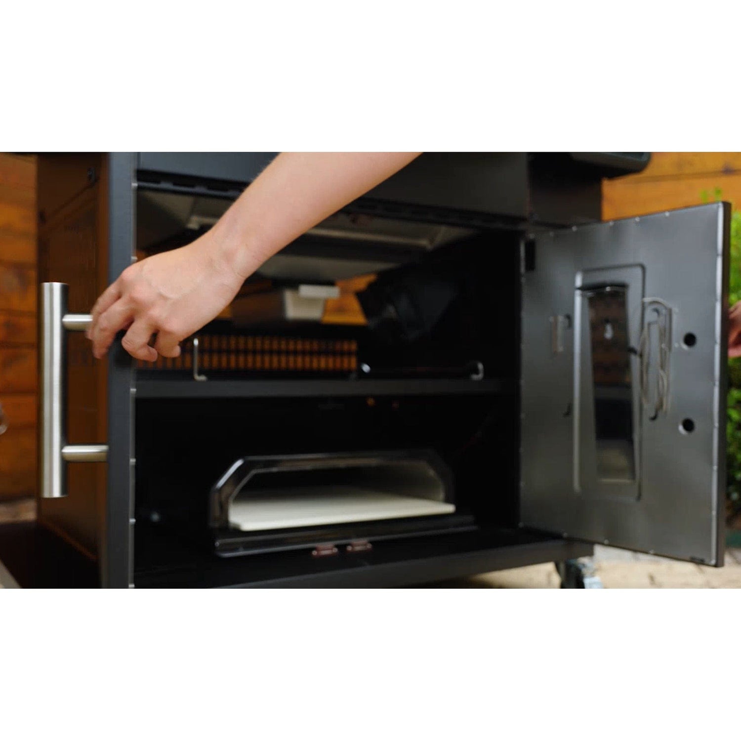 Masterbuilt | Gravity Series 1150 Digital Charcoal Grill & Smoker + Free Gift