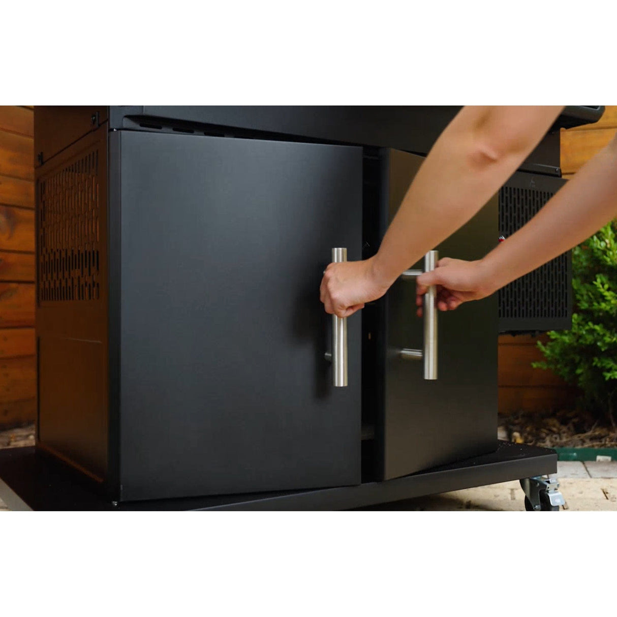 Masterbuilt | Gravity Series 1150 Digital Charcoal Grill & Smoker + Free Gift