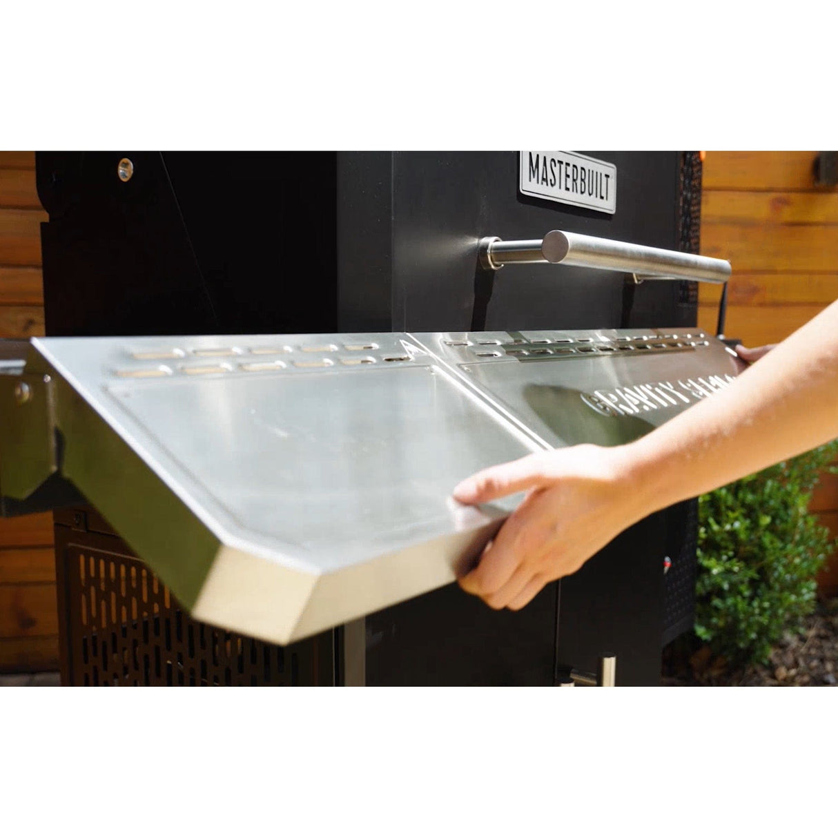 Masterbuilt | Gravity Series 1150 Digital Charcoal Grill & Smoker + Free Gift