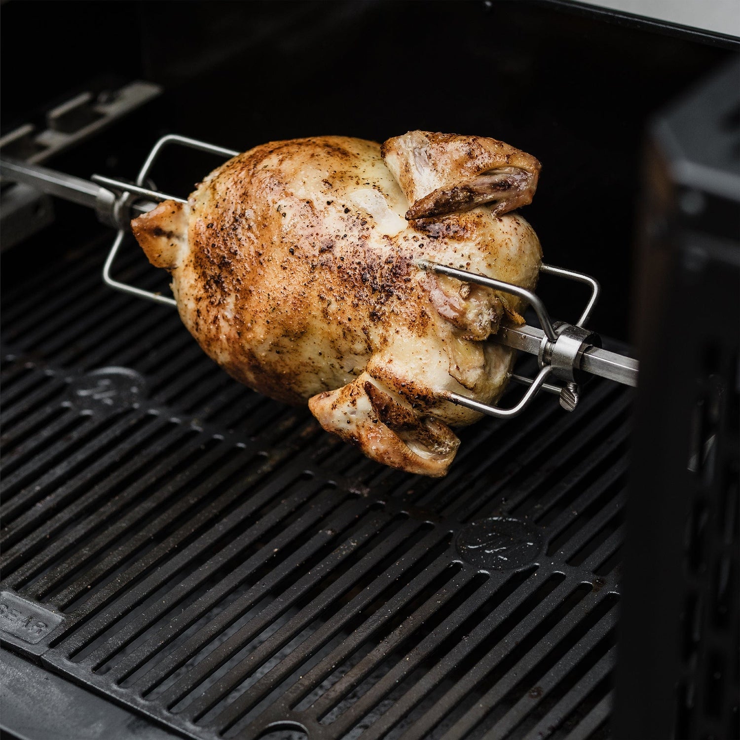 Masterbuilt Gravity Series 600 Digital WiFi Charcoal Grill and Smoker + Free Gift