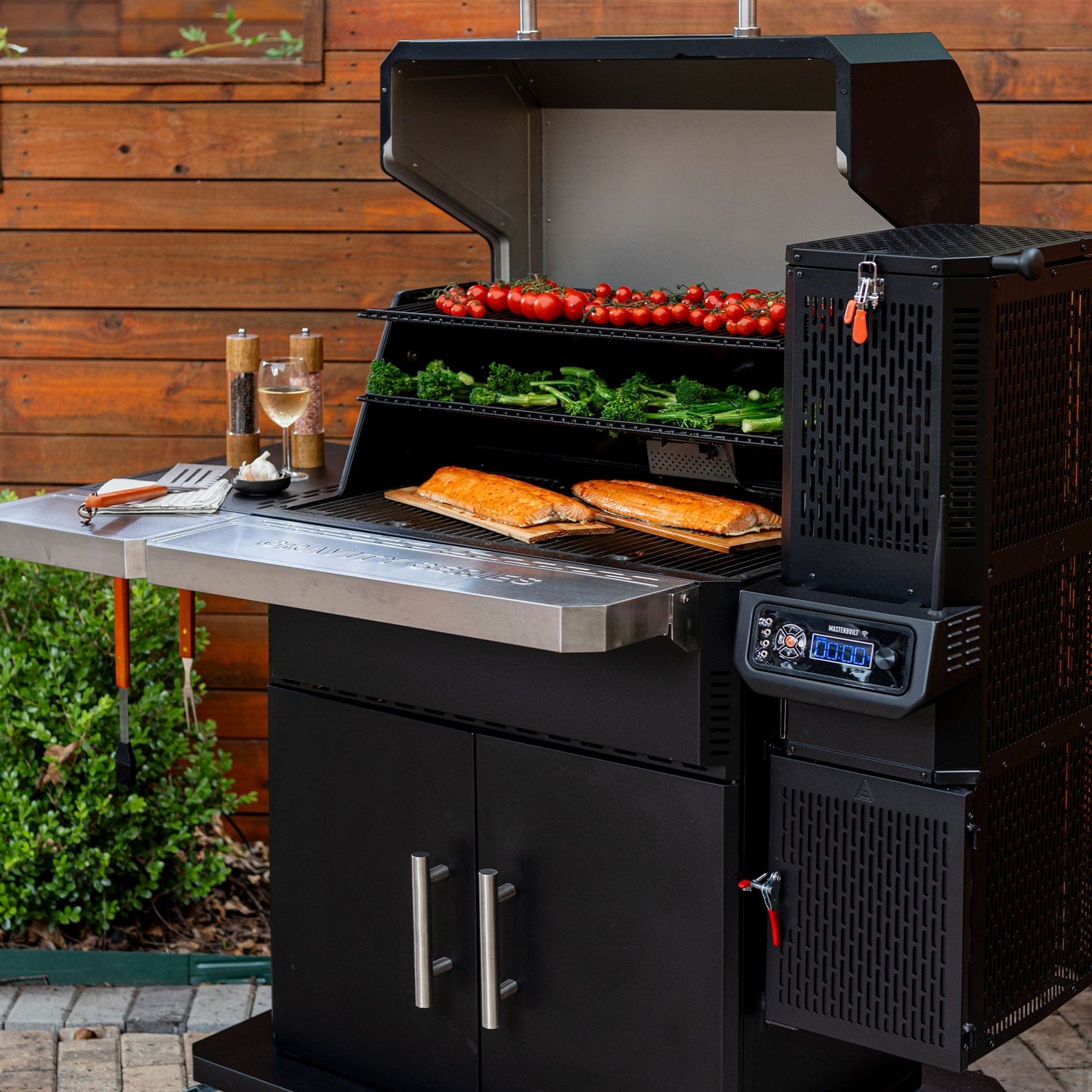 Masterbuilt | Gravity Series 1150 Digital Charcoal Grill & Smoker + Free Gift