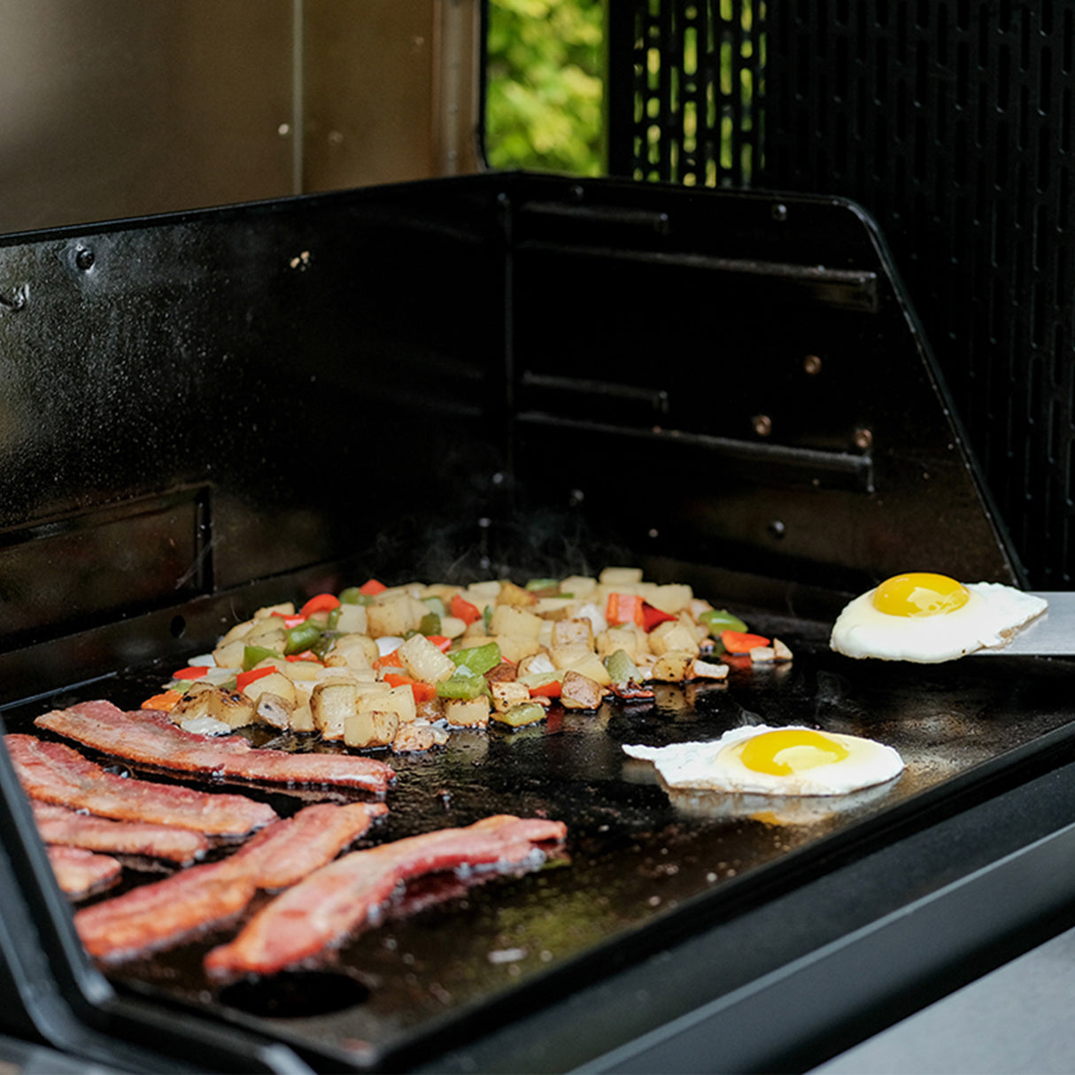 Masterbuilt | Gravity Series 800 Digital Charcoal Grill, Smoker & Griddle