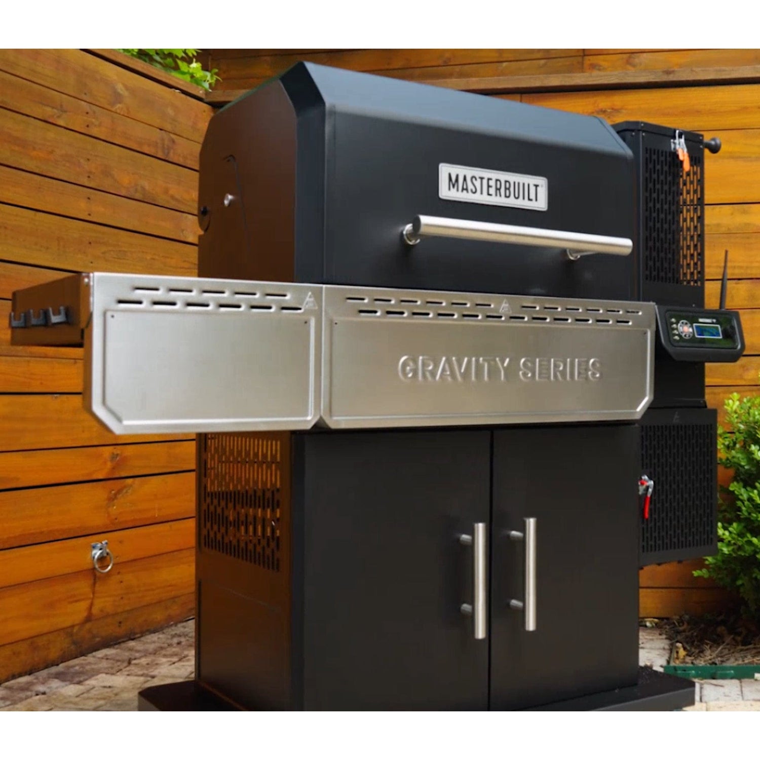 Masterbuilt | Gravity Series 1150 Digital Charcoal Grill & Smoker + Free Gift