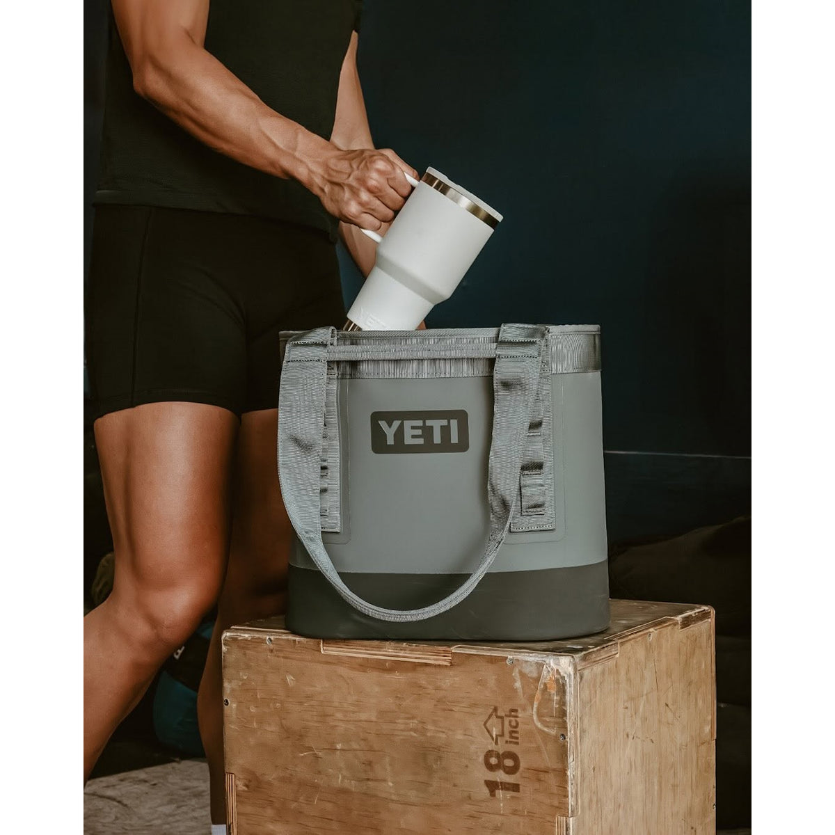 YETI | Rambler® 20 oz (591 ml) Travel Straw Mug | With Colour-Matched Straw Lid | Navy