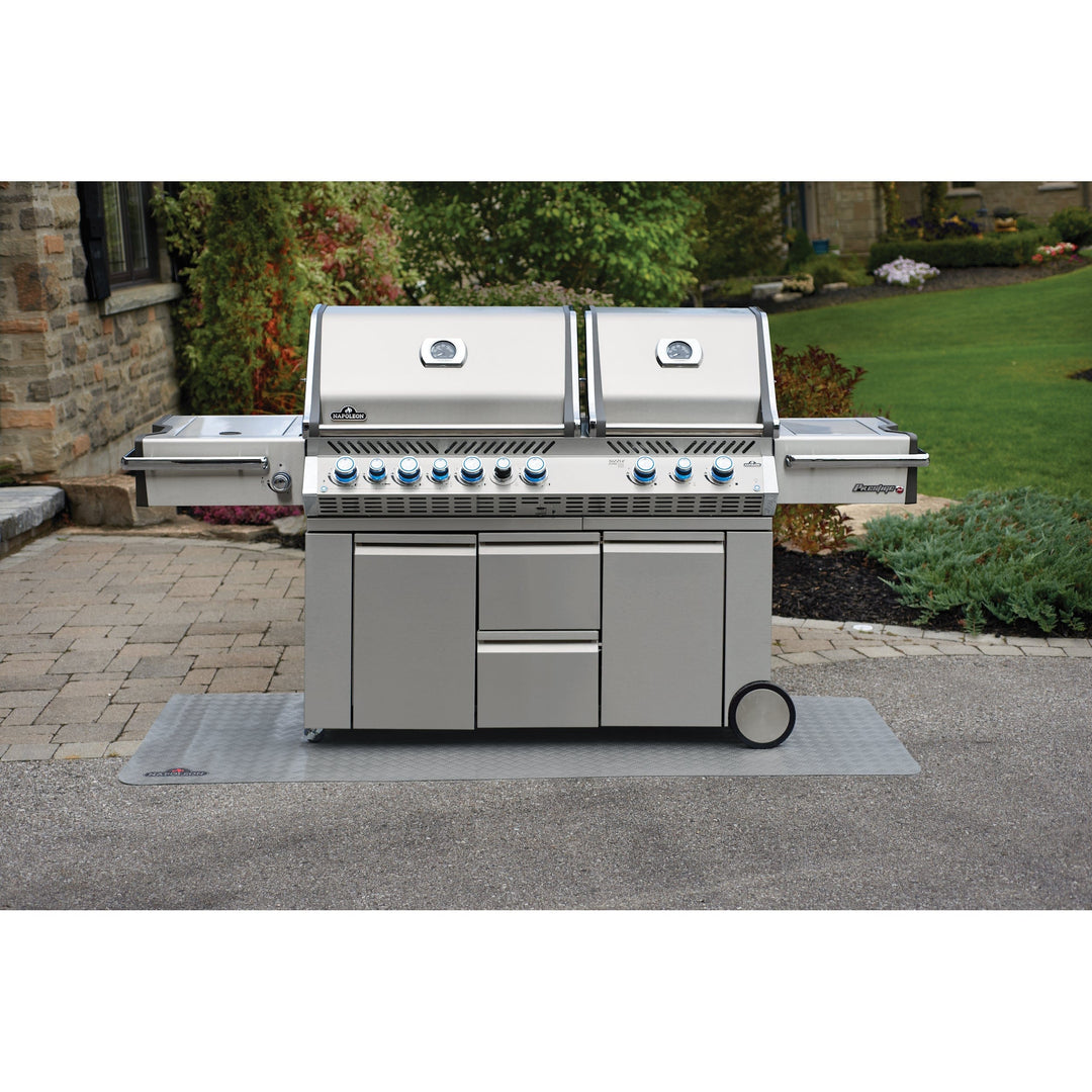 Napoleon Prestige PRO 825 RSBI large grill mat in use